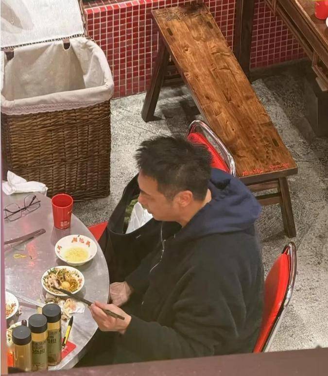 偶遇！蘸料加折耳根不怕辣63岁依然接地气PG麻将胡了免费模拟器吴镇宇柳州吃火锅被(图2)