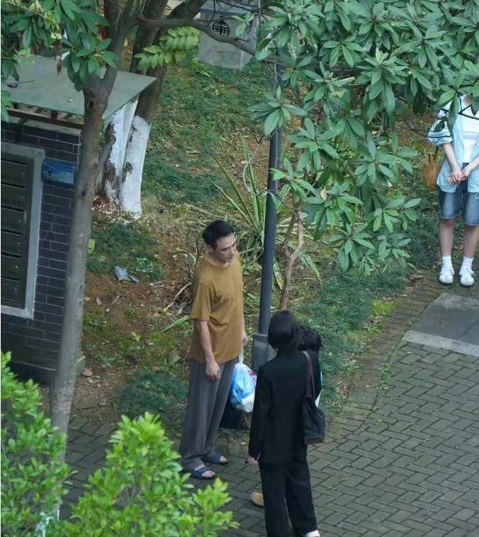 偶遇！蘸料加折耳根不怕辣63岁依然接地气PG麻将胡了免费模拟器吴镇宇柳州吃火锅被(图4)