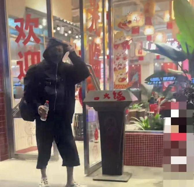 偶遇！蘸料加折耳根不怕辣63岁依然接地气PG麻将胡了免费模拟器吴镇宇柳州吃火锅被(图5)