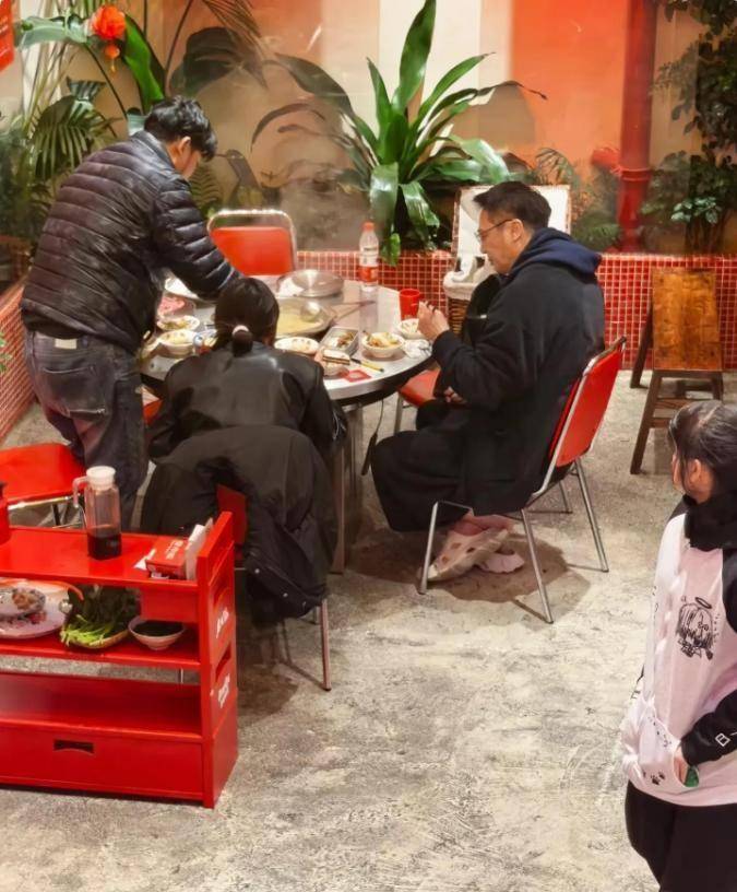 偶遇！蘸料加折耳根不怕辣63岁依然接地气PG麻将胡了免费模拟器吴镇宇柳州吃火锅被(图6)
