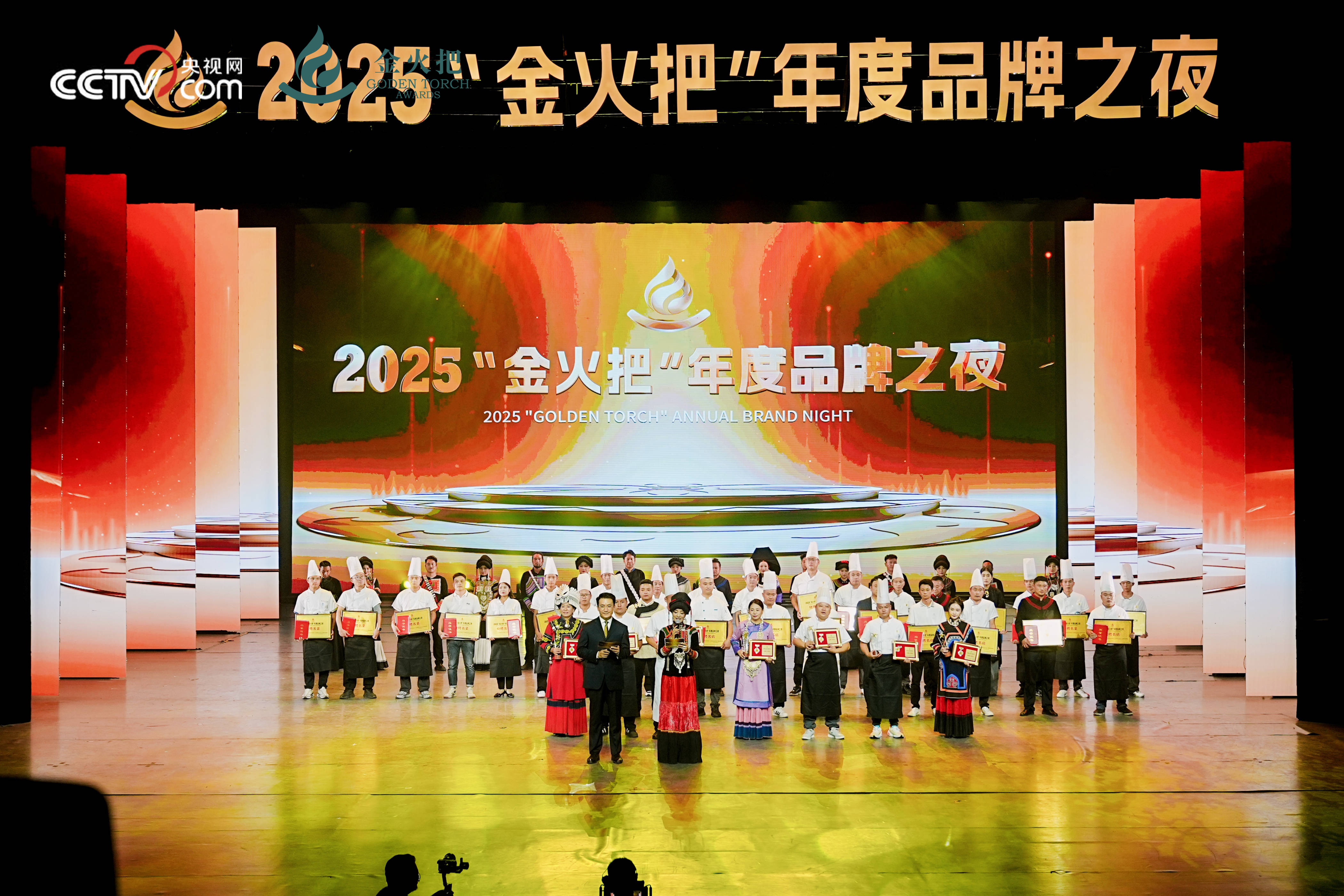 金火把”大赛开烤金宫匠心调味让西昌烧烤香飘全场麻将胡了app西昌火把节+烧烤双热！2025“(图2)